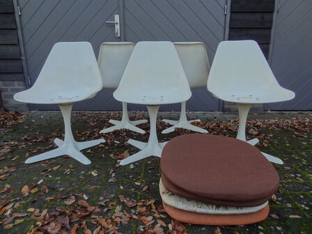 Eero Saarinen dining chairs, 5 x