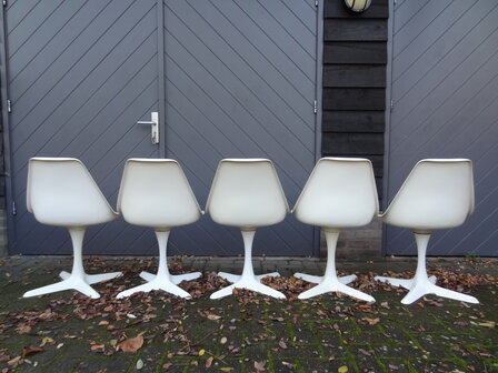 Eero Saarinen dining chairs, 5 x