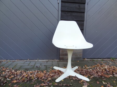Eero Saarinen dining chairs, 5 x
