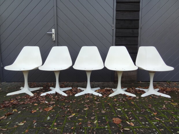 Eero Saarinen dining chairs, 5 x