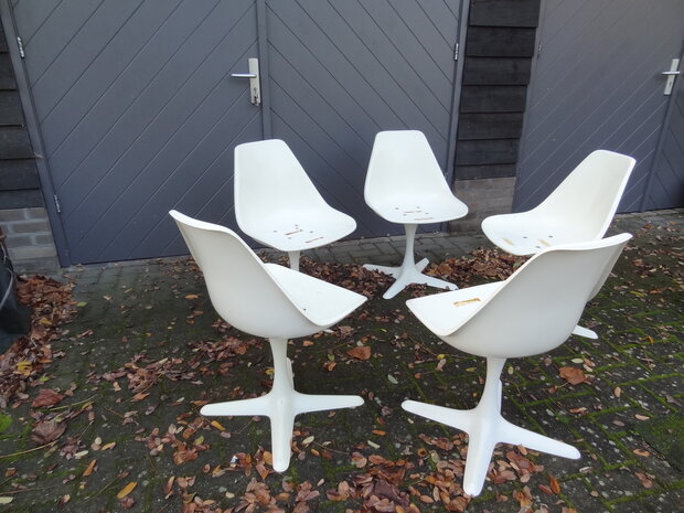 Eero Saarinen dining chairs, 5 x